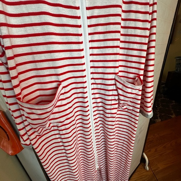 Red and White Striped Robe with ZIPPER AND POCKETS Long Sleeve Size L / XL - Picture 3 of 9